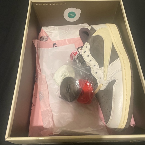 Brand new 100% authentic size 9.5 men - Picture 6 of 7